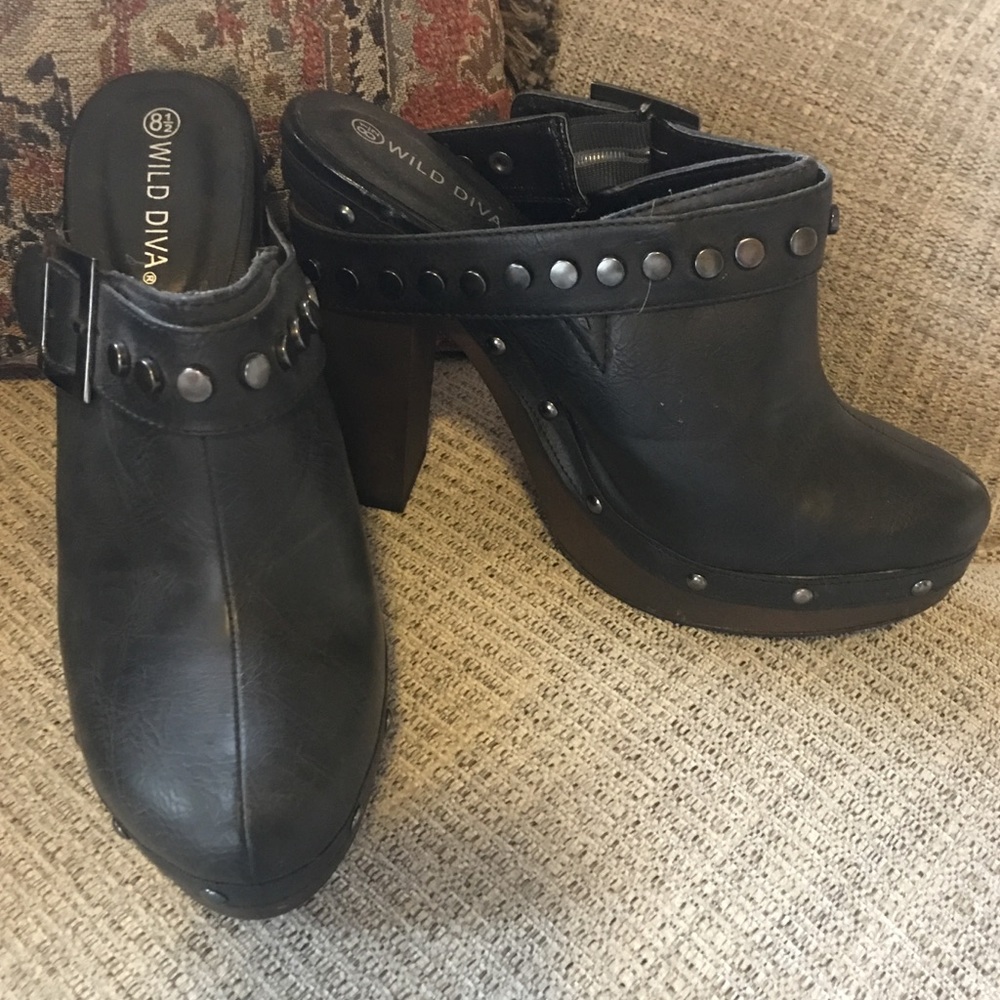 Black clog shoe